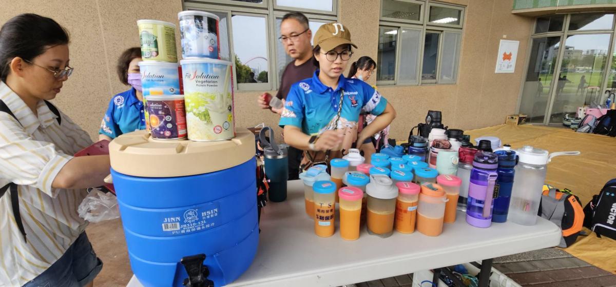 ANAK-ANAK POLOS YANG BERUBAH MEMENANGKAN KEJUARAAN DALAM PERTANDINGAN FRISBEE MEMBUKTIKAN PRODUK TOTAL SWISS ADALAH PRODUK NOMOR 1-1